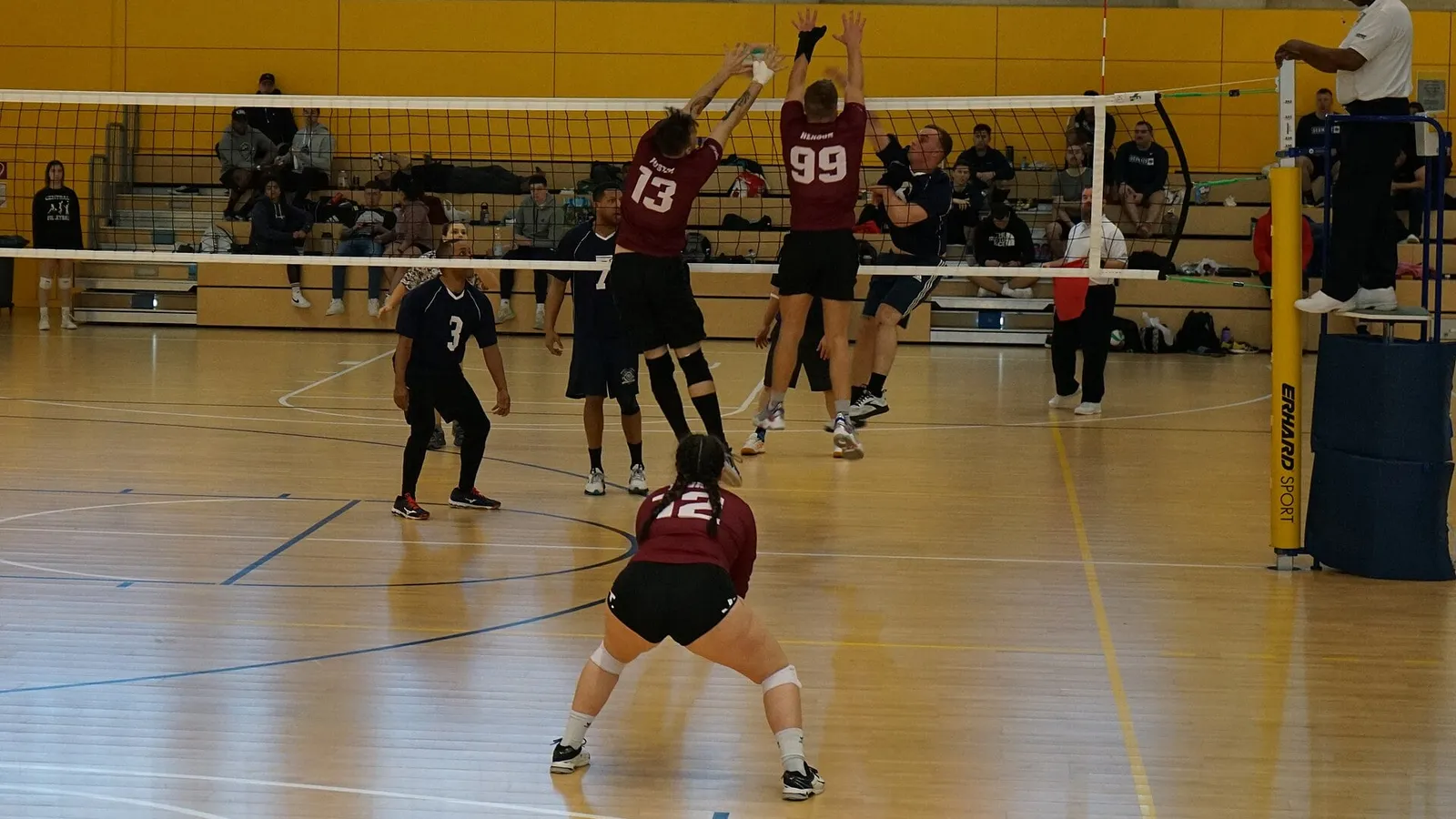 Spor salonunda filede smaç vuran voleybolcu
